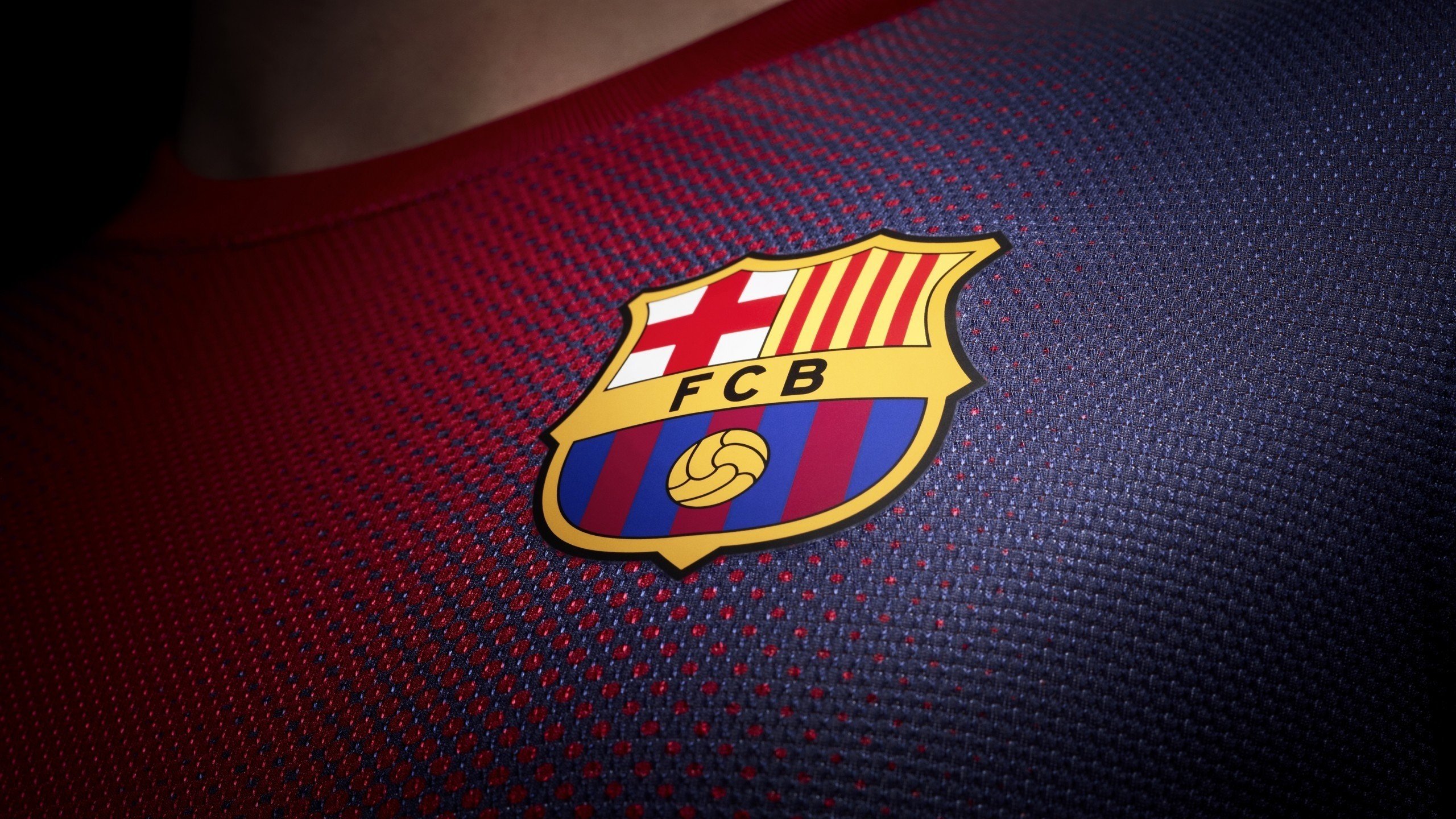 利物浦官宣新赛季球衣:复古 80 年代红军王朝设计,象征荣耀回归。